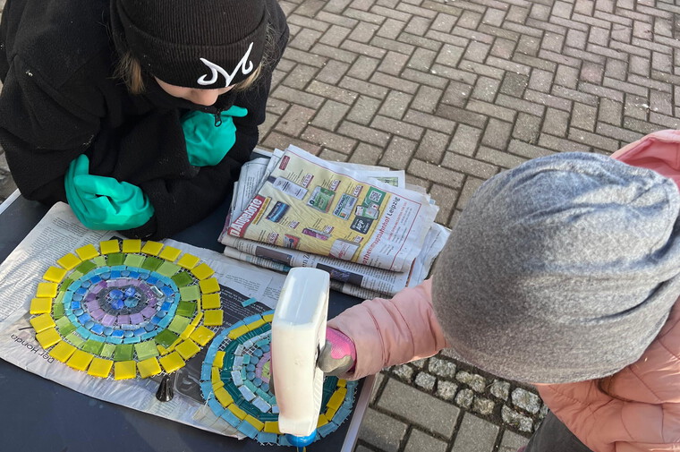 Leim wird aufgetragen, um das Mosaik an die Fassade zu kleben
