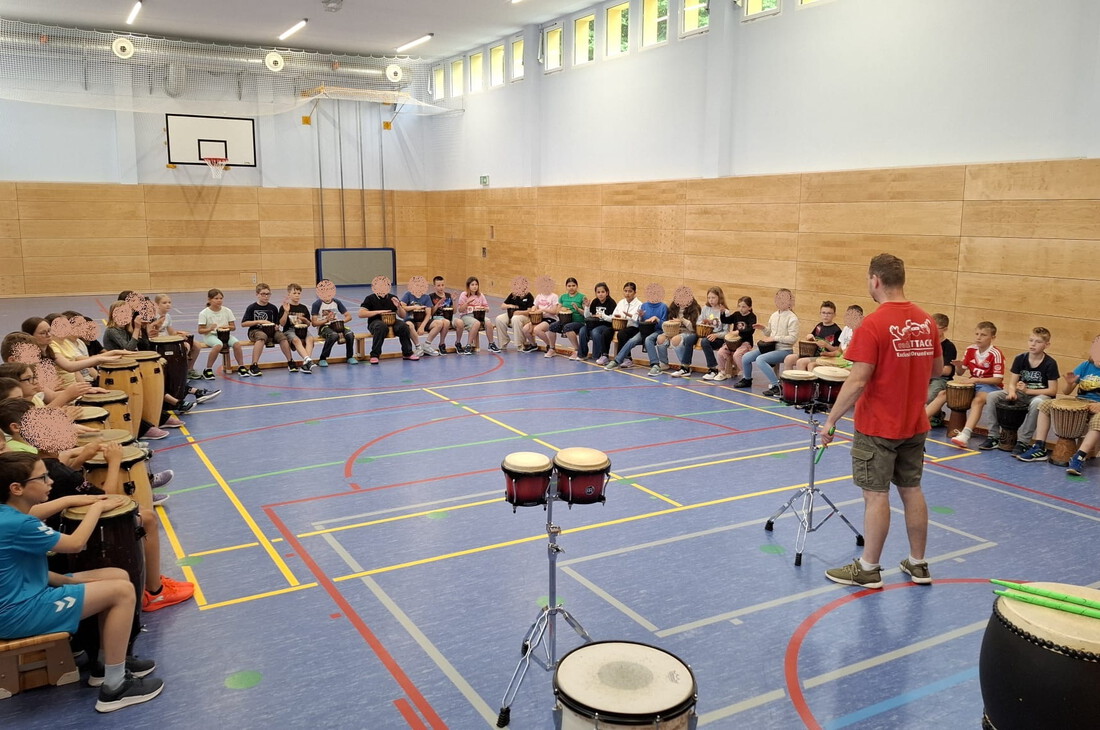 Klassenstufe 4 beim Üben für den Trommelauftritt