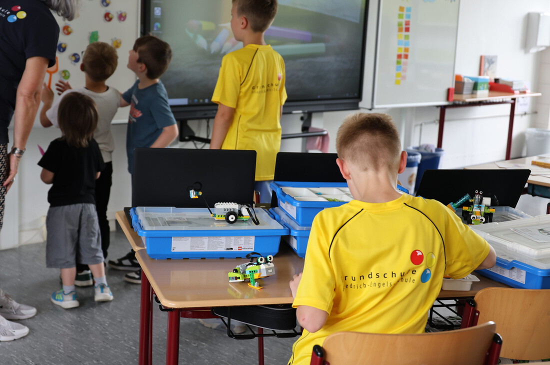 Kinder zeigen Projekte in der Klassenstufe 4