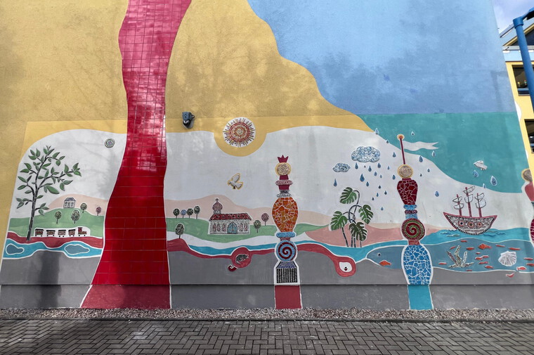 Die Außenfassade ist nun bunt gestaltet.