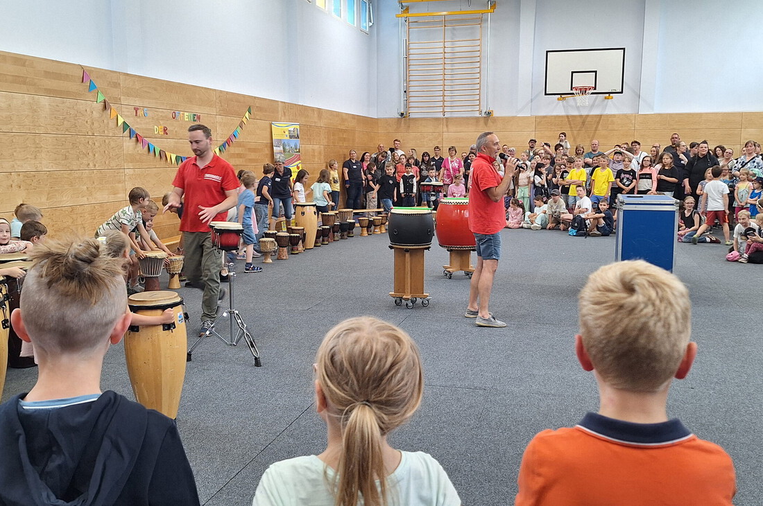 Eröffnung in der Turnhalle